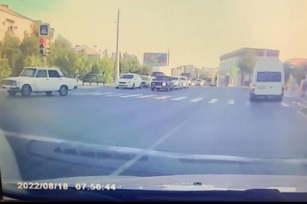 В Астрахани водитель едва не сбил пешеходов на переходе