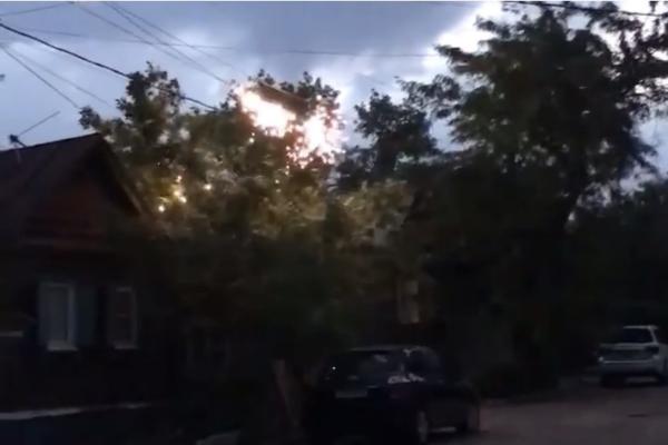 Астраханцы сняли на видео искрящиеся провода над деревянными домами
