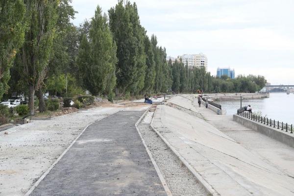 Астраханцам пообещали завершить ремонт на Комсомольской набережной до ноября