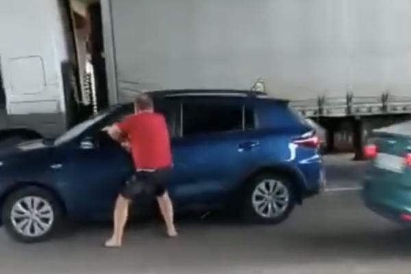 В Астрахани пьяный водитель фуры нападал на машины и людей под Новым мостом
