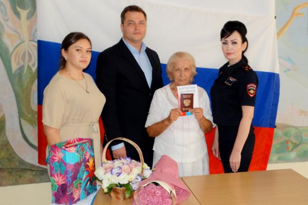 82-летняя беженка из Мариуполя перебралась в Астрахань и получила российский паспорт