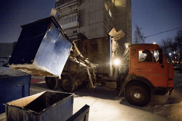 В Астрахани мусоровоз терроризирует жителей по ночам