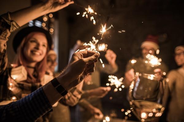 Половина астраханцев поддерживает отмену праздничных мероприятий в честь Нового 2023 года 