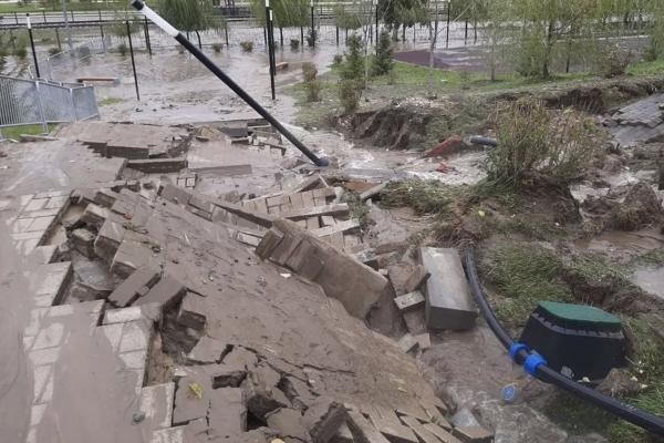 Астраханцам не рекомендуют пить сырую воду из-за коммунальной аварии в Волгограде 