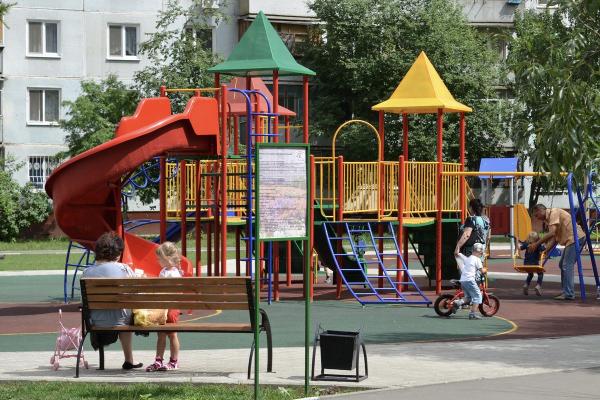 В Астраханской области прокуратура заставила подрядчика обустроить детские площадки в сёлах