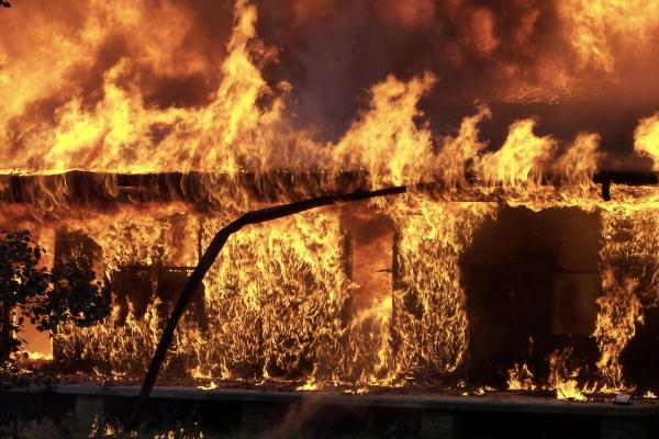 В Астраханской области умер человек во время пожара в многоквартирном доме 
