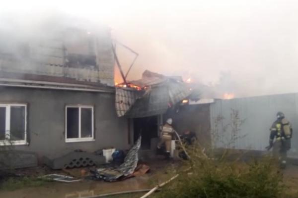 В Астрахани потушили пожар в 200 квадратных метров