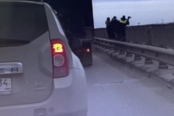 В Астраханской области полицейские спасли девушку, собиравшуюся прыгнуть с моста