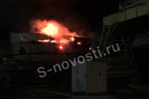 В Астрахани горит корабль на судоремонтном заводе «Звёздочка»