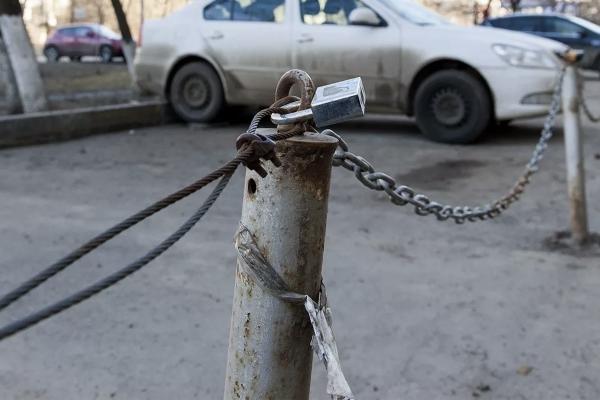 В Астраханской области судебные приставы помогли автомобилисту сохранить парковочное место во дворе