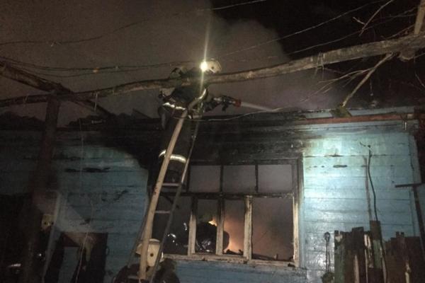 В Астрахани ночью загорелись два дома в Трусовском районе