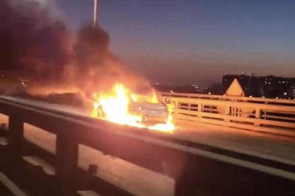 В Астрахани загорелся автомобиль на мосту через реку Прямая Болда