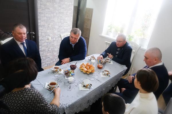 Губернатор Игорь Бабушкин навестил семью мобилизованного бойца в Черноярском районе
