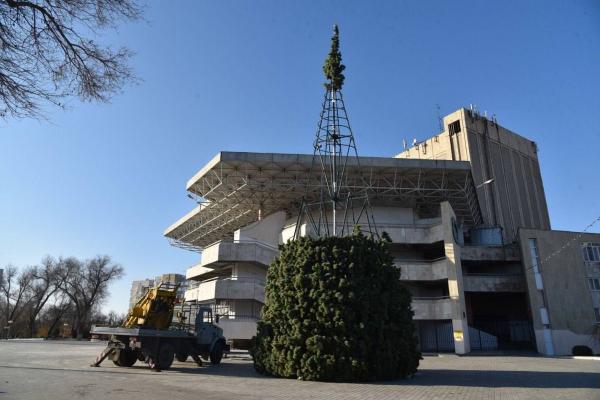В Астрахани начали устанавливать главную ёлку города в парке «Аркадия»