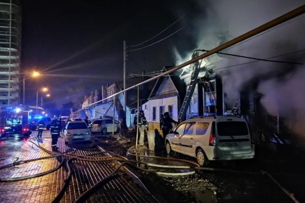 В Астрахани ночью загорелись два дома на улице Бабефа