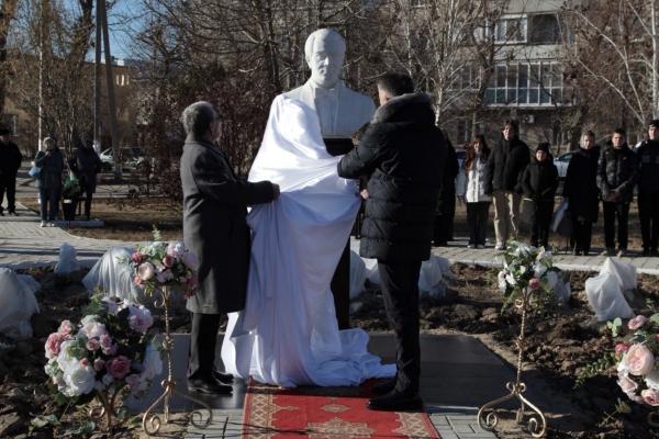 В Нариманове Астраханской области открыли бюст Муслима Магомаева 