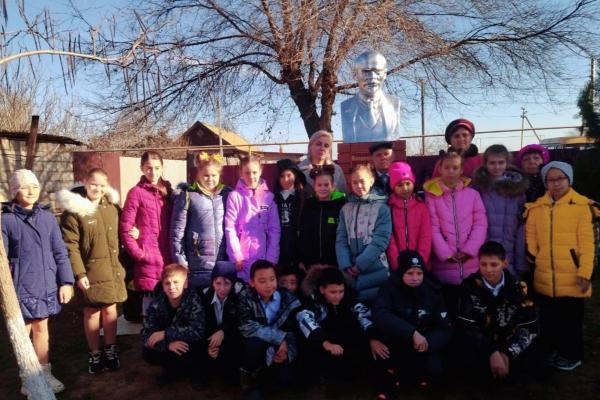 В астраханском селе Иванчуг торжественно открыли памятник Ленину