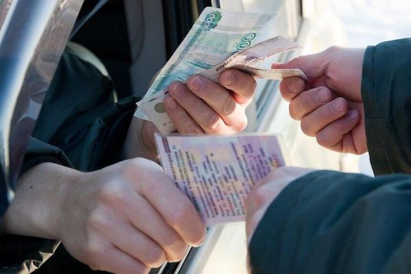 В Астрахани инспектора ДПС подозревают в получении взятки в размере 40 тысяч рублей