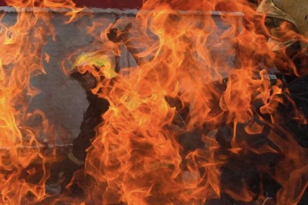 В Астрахани горит двухэтажный дом в Кировском районе