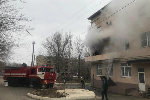 В Астрахани пожарные ликвидировали возгорание в детской больнице