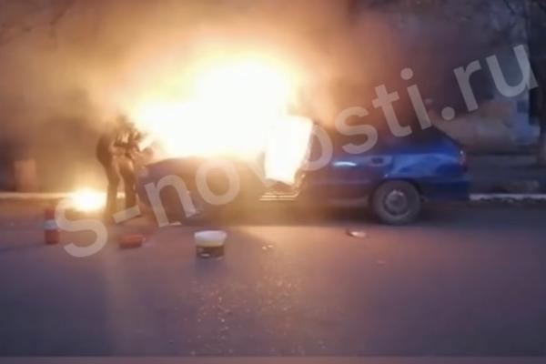В Астрахани загорелся автомобиль рядом с детским садом на Татищева