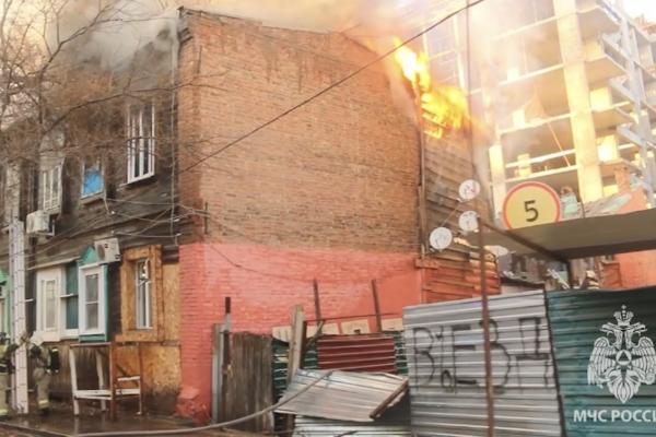 В Астрахани загорелся жилой дом по улице Урицкого