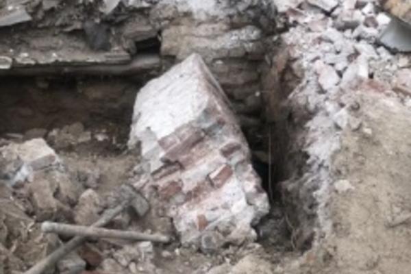 41-летний астраханец погиб в результате обрушения кирпичной стены на улице Мельникова