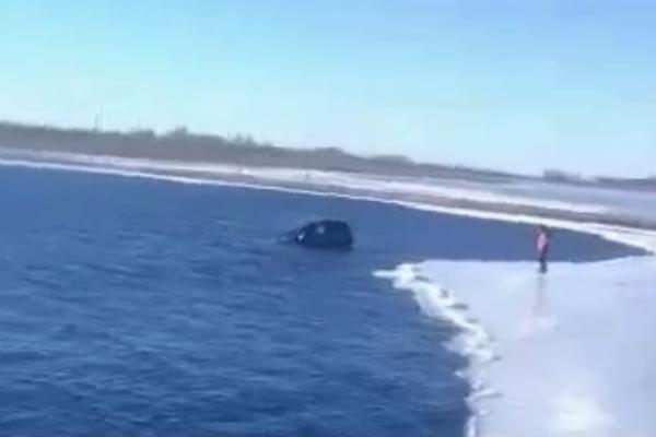 В Астраханской области утонул автомобиль в реке Кигач