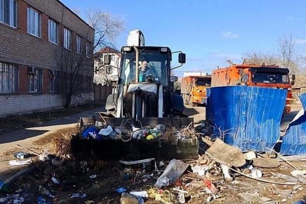 В Астрахани коммунальные службы вывезли 290 тонн мусора и 56 тонн наледи в новогодние праздники