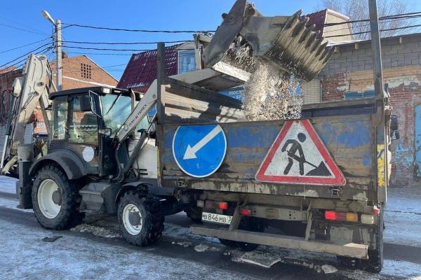 В Астрахани коммунальщики очищают улицы от наледи у «Татар-базара»