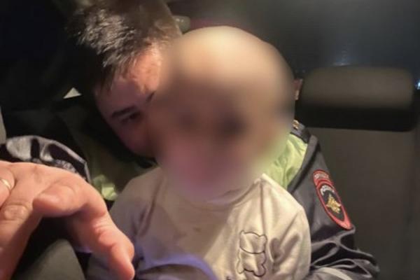 В Астраханской области ночью нашли трехлетнего мальчика на трассе в Приволжском районе