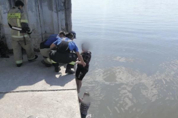 В Астрахани на реке Волга чуть не утонули два человека