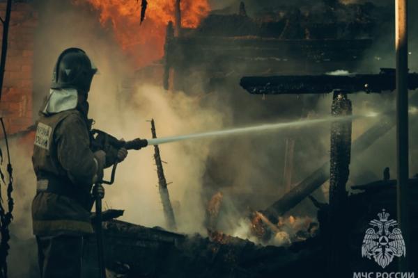В Астрахани горит торговый павильон в Трусовском районе