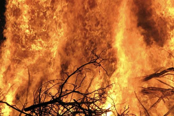 Под Астраханью при пожаре пострадал 68-летний мужчина в поселке Новоначаловский