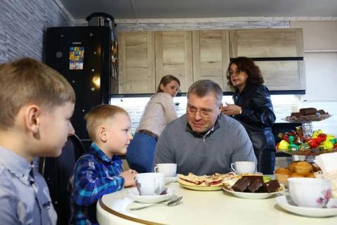 Губернатор Игорь Бабушкин встретился с семьёй мобилизованного бойца из Икрянинского района