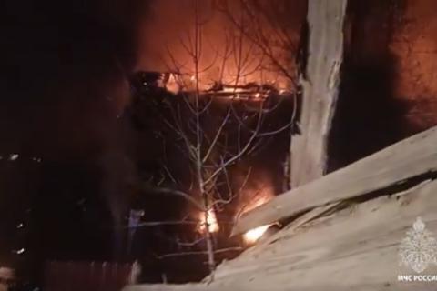 В Астрахани загорелись два здания на улице Гоголя